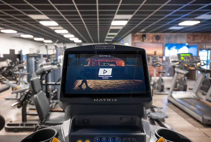 Tapis de course Matrix à écran tactile dans l'espace cardio